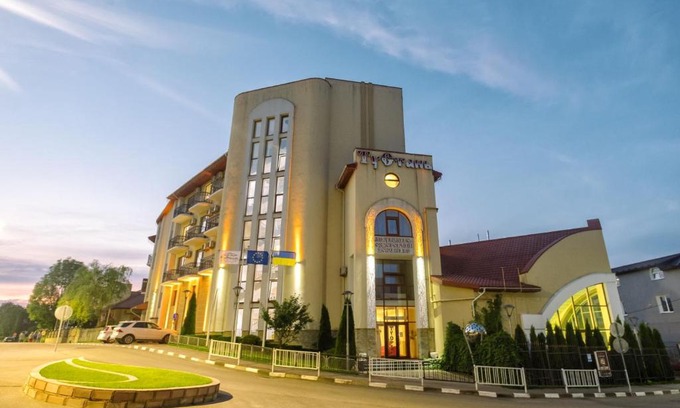 Skhidnytsya Hotel | Discover Hotel Tustan: 4-Star Stay with Oceanfront Views