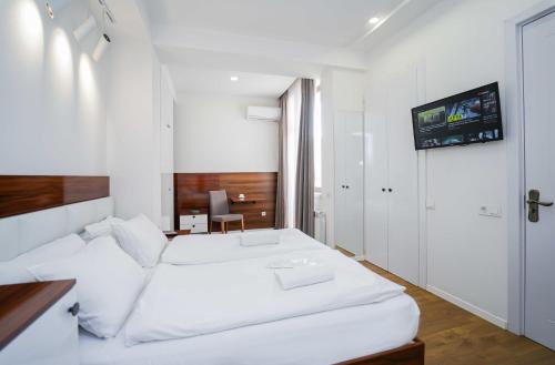 Vera Apartment | Cozy Hotel Room with Mini Kitchen and Balcony in the City
