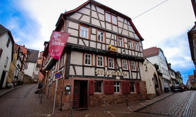 Gelnhausen Hotel | Cozy Hotel und Restaurant Zum Löwen with Hot Tub & Dining
