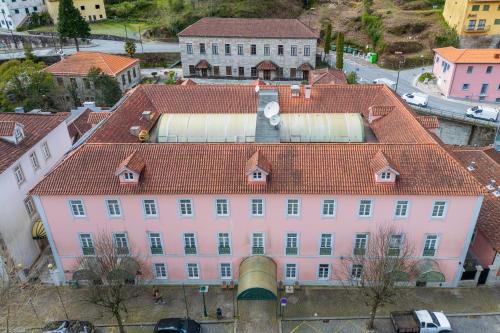 Geres Hotel | Cozy Hotel Universal with Ocean View & Family-Friendly Perks