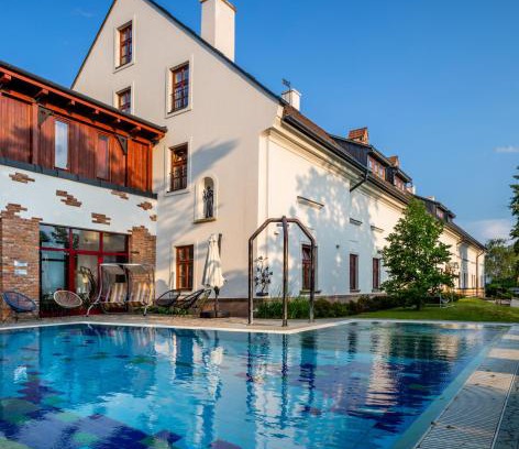 Hernadvecse Hotel | Discover Hotel Vécsecity Superior: 4-Star Oceanfront Oasis