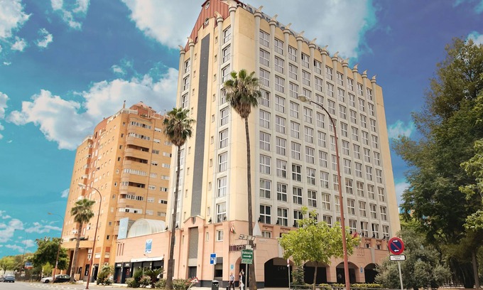 Sevilla Este Hotel | Discover Hotel Vértice Sevilla: Family-Friendly with Pool