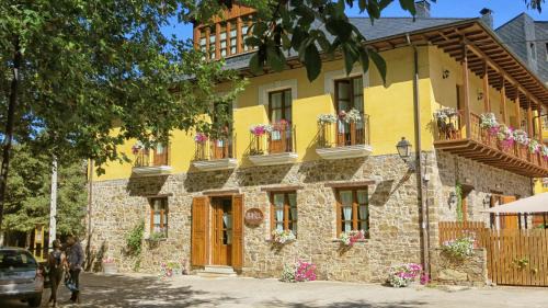 San Esteban de Valdueza Hotel | Hotel Valle del Silencio: Exceptional Stay with Hot Tub Access