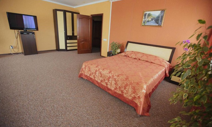 Staryy Oskol Hotel | Budget-Friendly Hotel Versal with Delicious Breakfast Included