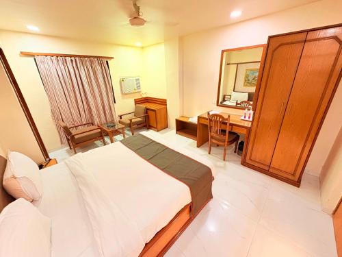 Navrangpura Hotel | Discover Hotel Vice President: Family-Friendly Dining Options