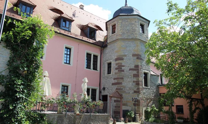 Volkach Hotel | Pet-Friendly Hotel Vier Jahreszeiten with Top Amenities
