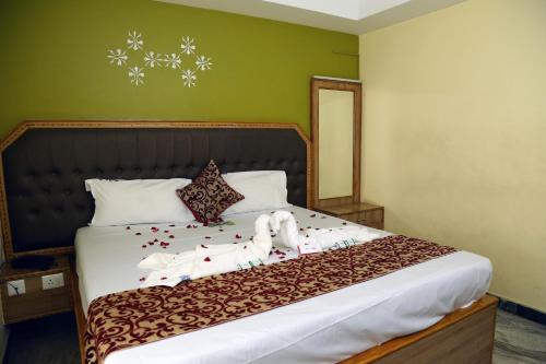 Pollachi Cabin | Budget-Friendly Getaway at Hotel Vijay with Family Amenities