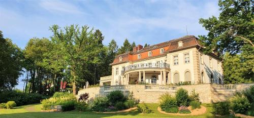 Poessneck Hotel | Inviting Hotel Villa Altenburg: Family-Friendly Retreat