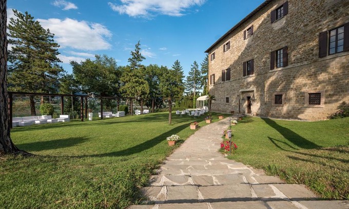 Monteluiano Hotel | Cozy Hotel Villa Montegranelli with Ocean Views & Pool