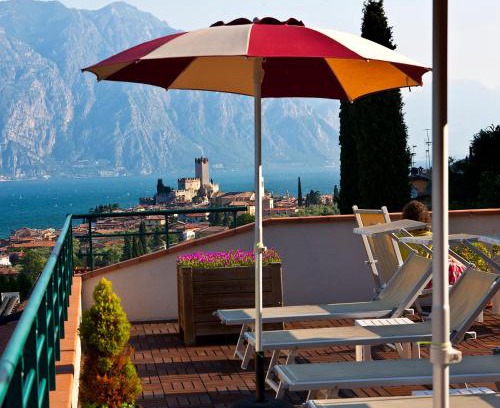 Malcesine Hotel | Discover Hotel Villa Smeralda: Oceanfront Bliss Awaits