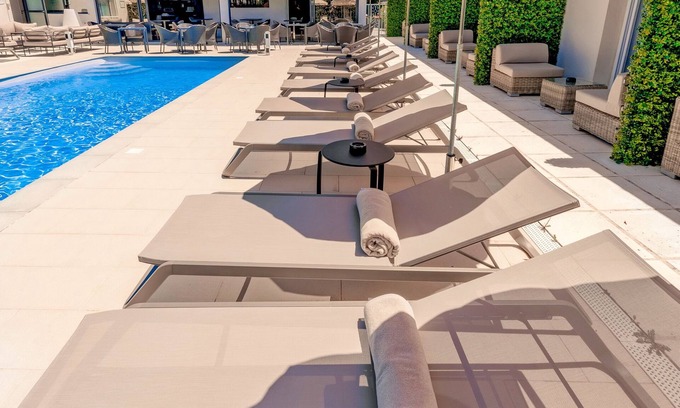 Mougins Hotel | Elegantly Appointed Hotel Villa Sophia with Pool & Dining