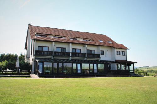 Dankmarshausen Hotel | Explore Hotel Waldschlösschen: Pet-Friendly Retreat