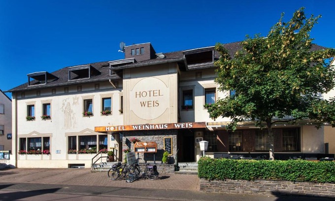 Leiwen Hotel | Pet Friendly Retreat at Hotel Weinhaus Weis with Pool