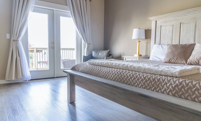 Pascagoula Hotel | Experience Hotel Whiskey: Family-Friendly Stay in Pascagoula