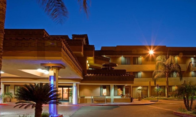 Moreno Valley Hotel | Inviting Stay at Hotel Xola with Pool & Family Amenities