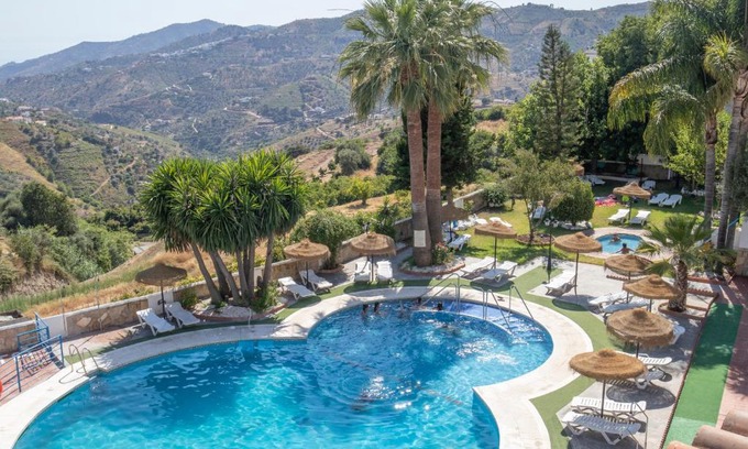 Competa Hotel | Discover Hotel y Bungalows Balcón de Competa with Ocean Views