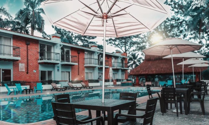 Caucasia Hotel | Pet-Friendly Hotel y Restaurante Mesón del Gitano Awaits You
