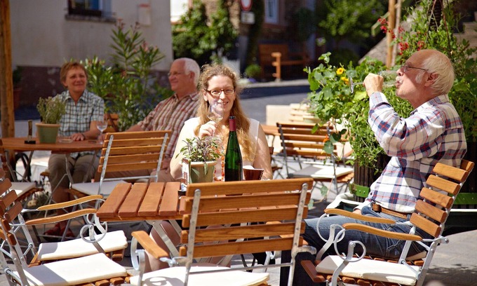 Zeltingen-Rachtig Hotel | Discover Hotel Zeltinger Hof: Family-Friendly Getaway