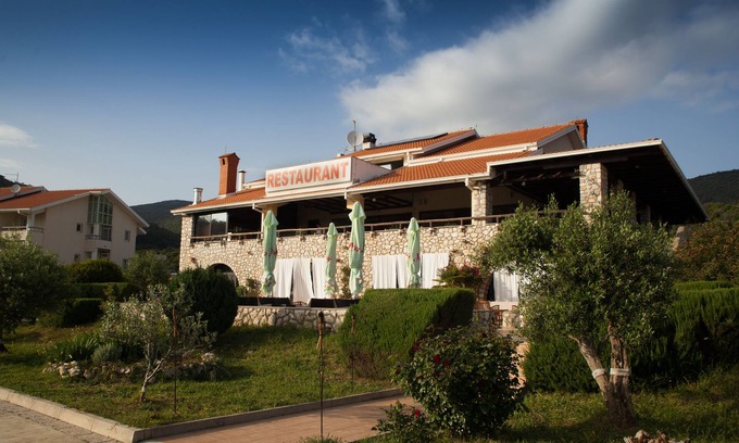 Martinscica Hotel | Discover Comfort at Hotel Zlatni Lav with Pool & Restaurant