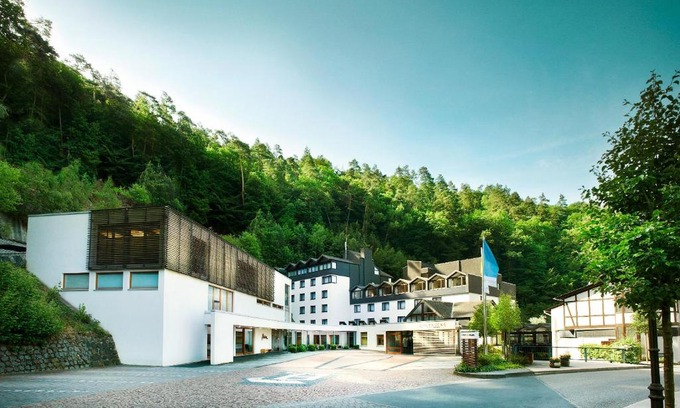 Hoehr-Grenzhausen Hotel | Relax at Hotel Zugbrücke Grenzau - 4-Star Retreat with Pool