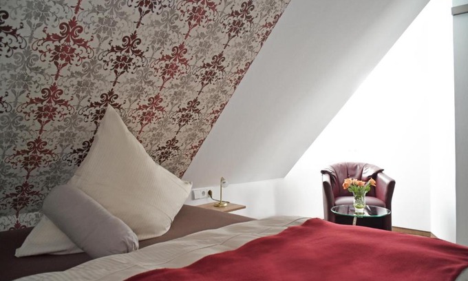 Renningen Hotel | Cozy Hotel Zur Eisenbahn: Pet-Friendly with Breakfast Included