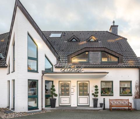 Buderich Hotel | Pet-Friendly Retreat at Hotel Zur Krone: Family Welcome
