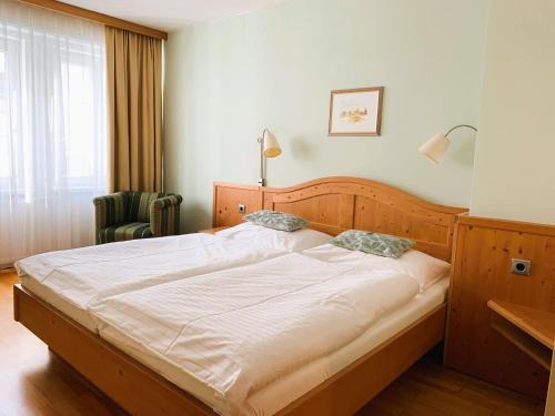 Gumpoldskirchen Hotel | Discover Comfort at Hotel zur Post - Pet Friendly & Family Fun