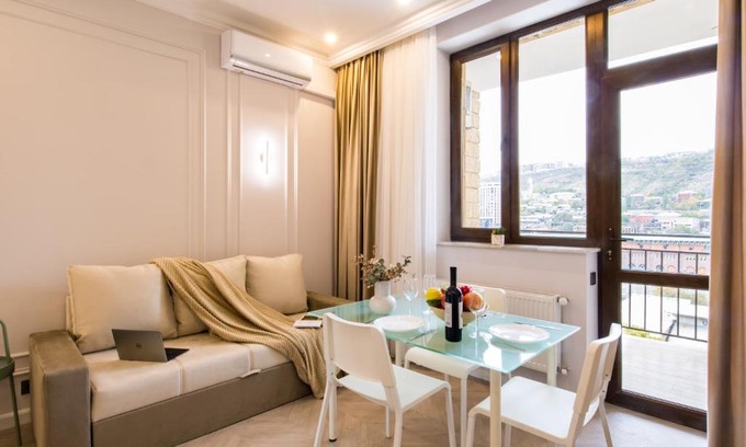 Kentron Apartment | Family-Friendly 4-Star Hotelise l Olivia Apartment Awaits