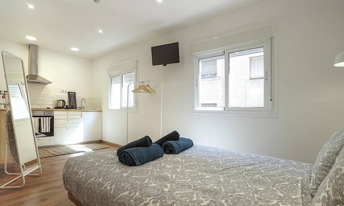 Collblanc y La Torrassa Apartment | Discover Hotelito Boutique Cinca 4 with Spa & Hot Tub