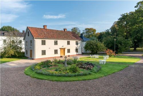 Vadstena Bed & Breakfast | Discover Hotell Dahlströmska Gården: Relaxing Getaway Awaits