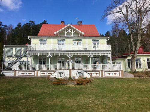 Sodertalje Hotel | Discover Hotell Torpa Pensionat: Pet-Friendly Oceanfront Escape