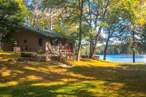 Rhinelander House | Experience Hotter's Cabin: 4-Star Family & Pet Friendly Retreat