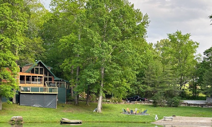 Perks Cabin | Experience Relaxation: Hot Tub, Fire Pit & Kayaks Await!