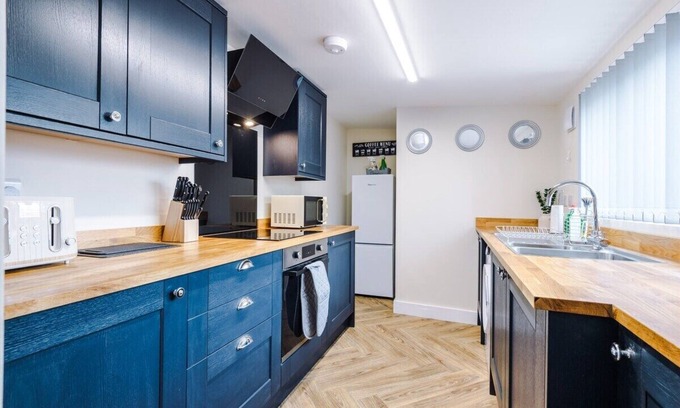 Bromley Cross House | Family-Friendly Hough House with 4 Bedrooms and Kitchen