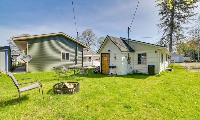 Houghton Lake Cottage | Discover Houghton Lake Cottage - Perfect Central Getaway!