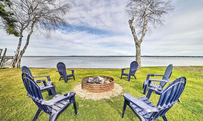 Prudenville House | Inviting Houghton Lake Cottage with Private Oceanfront Deck