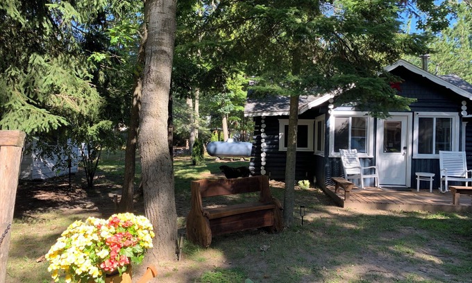 Prudenville Cabin | Exceptional Houghton Lake: Pet-Friendly with Breakfast & More