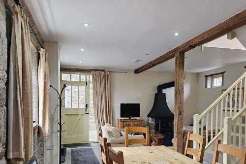 Newton Abbot House | Explore Hound Tor Barn Dartmoor: Family-Friendly Retreat
