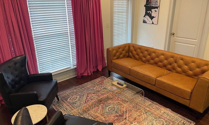 Tuscaloosa Condo | Discover Houndstooth Heaven: Steps from Bryant Denny Stadium