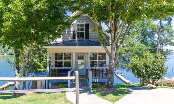 Leesburg House | Relax at House #05 Reel'M Inn with Private Pier & Pool