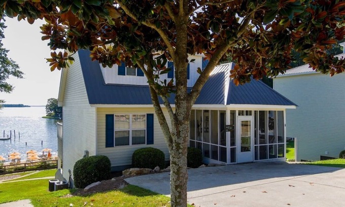 Leesburg House | Inviting House #06 in the Heart of the Bay with Pool