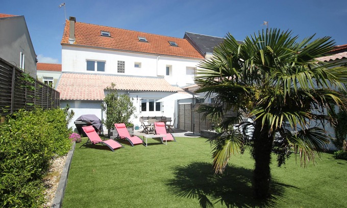 Quartier des Dunes House | Charming House for 10 with Garden in Chatelaillon
