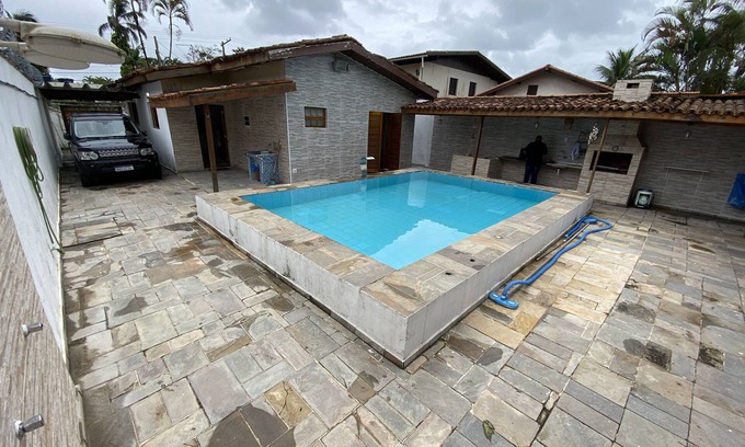 Balneario Praia do Pernambuco House | Relaxing House for 10 Guests, Steps from Guaruja Beach