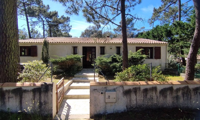 La Palmyre House | Relaxing Retreat with Beach Access, Pool & Private Garden