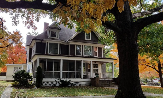 Baldwin City House | Spacious Family Retreat with Ocean View & Breakfast Included