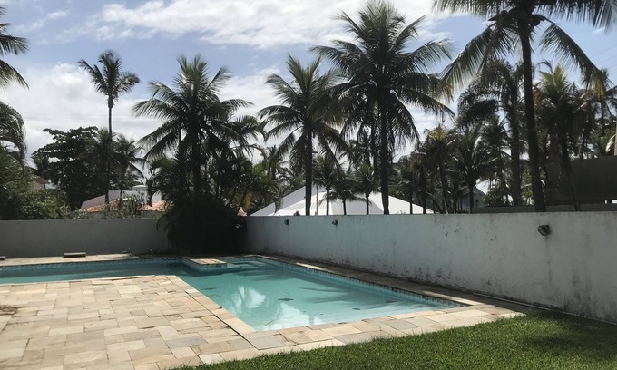 Balneario Praia do Pernambuco House | Beachside Retreat: House Steps from the Ocean in Guaruja