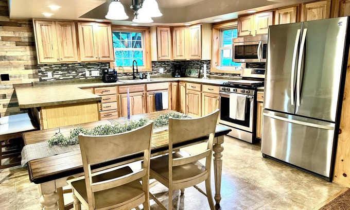 St. Marys House | Ideal Retreat Near Elk Viewing and Local Dining Options