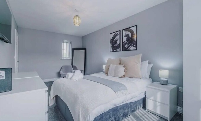 Failsworth House | House 3 Bed Sleeps 6 -Pets Ok -Patio -Free Parking