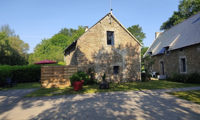 Brech House | Relaxing Retreat for 4-5 near Auray with Pool & Spa