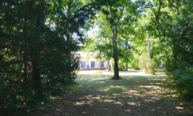 Naujac-Sur-Mer House | Cozy Retreat for 5 with Pool, Garden & Steps to Sea